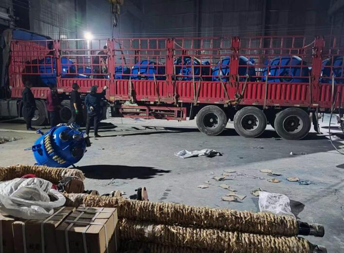 湖南某公司連夜發貨搪瓷反應釜